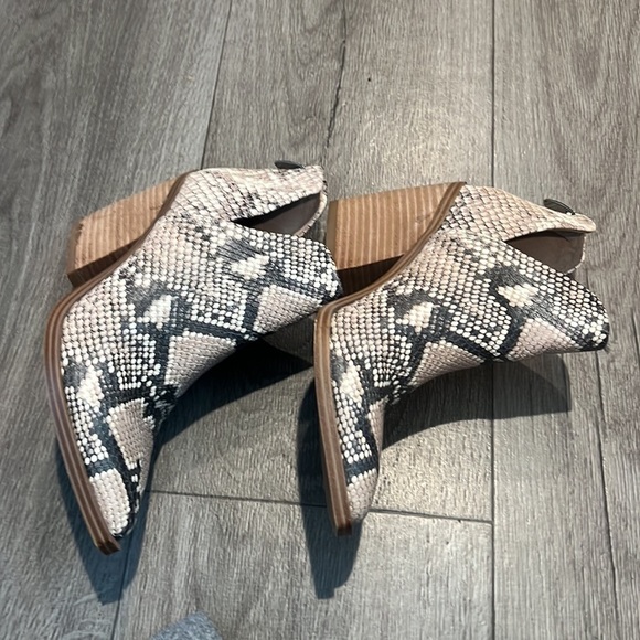 Steve Madden Snip-Toe Snakeskin 2" heel‎ Bootie, Size 6M, - Picture 7 of 9